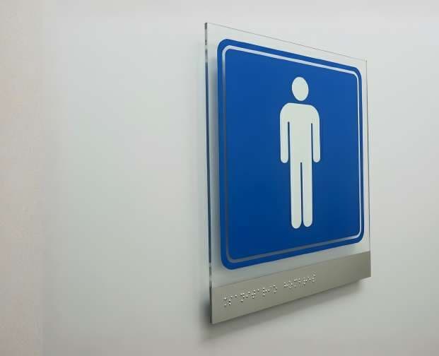 Placa Braille de catálogo de sanitario hombres en acrílico, acabado mate