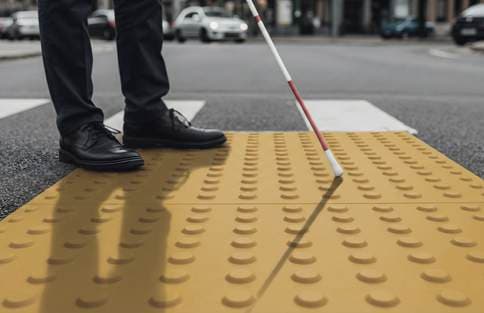 Guía podotáctil en cruce peatonal urbano
