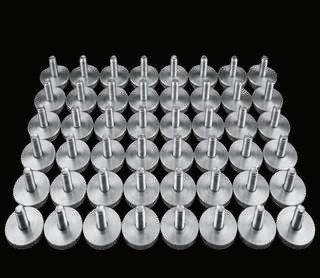 Botones de alerta de aluminio con base para instalación atornillada.